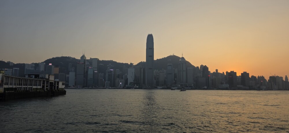 pôr-do-sol, outdoor, céu, construção, água, lago, horizonte, viagem, arranha-céu, hidrovia, torre, cidade, nascer do sol, rio