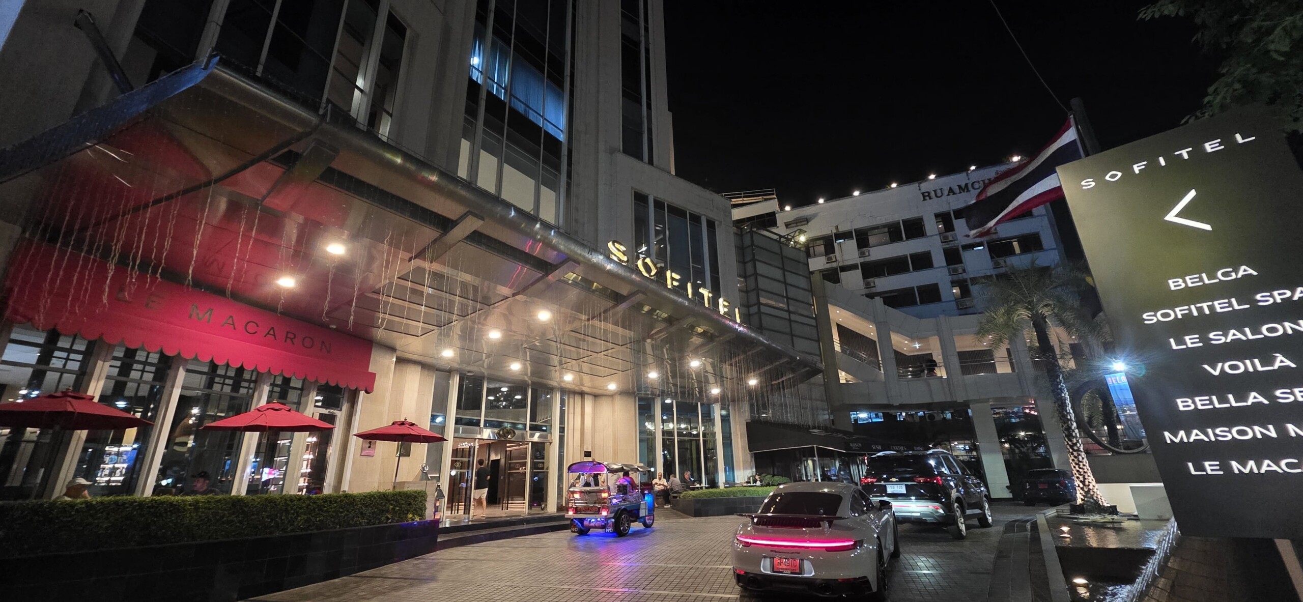 construção, texto, outdoor, Veículo terrestre, veículo, rua, carro, Construção de uso misto, Placa, céu, cidade, centro da cidade, noite, luz, placa