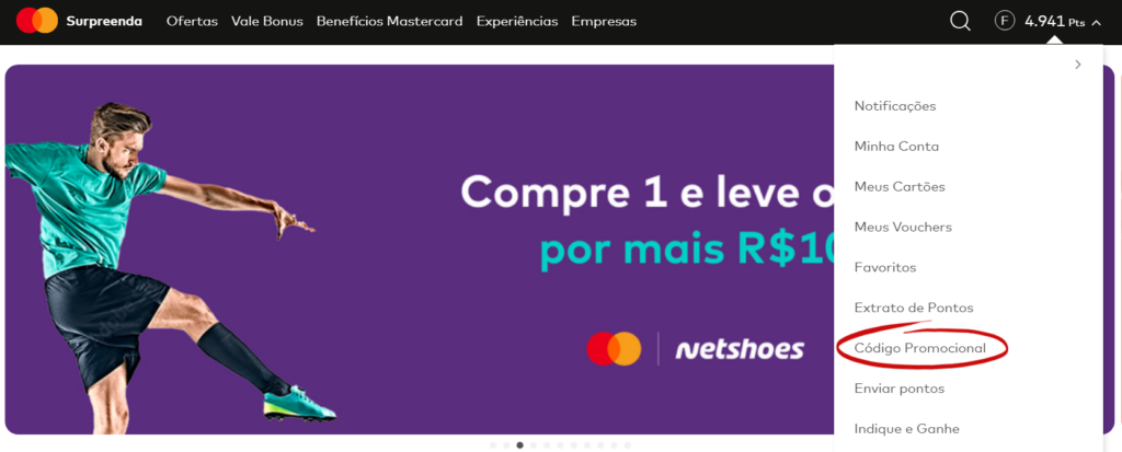 texto, captura de tela, calçados, roupas, pessoa