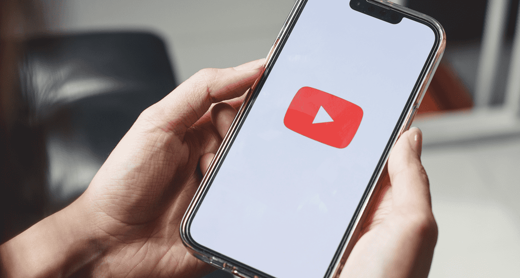 imagem celular com youtube Transforme pontos em viagens! Aprenda como fazer isso com o PPV no YouTube