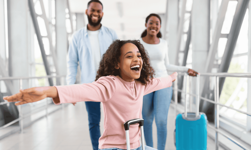 imagem família viajando Proteção e conforto na sua próxima viagem! Contrate o seguro da Assist Card com até 60% OFF