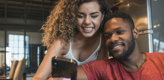 imagem pessoas com celular Não perca nenhuma chance! Receba +400 alertas de emissões na palma da mão