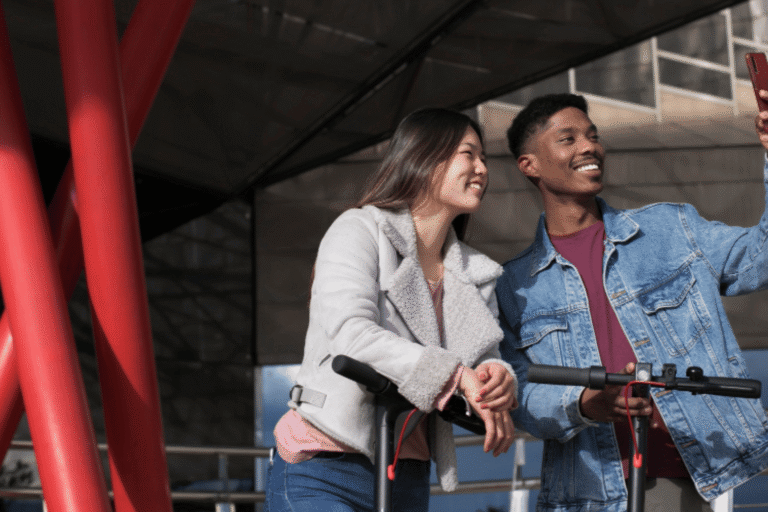 roupas, pessoa, Rosto humano, jeans, construção, sorriso, homem, outdoor, mulher, segurar, em pé