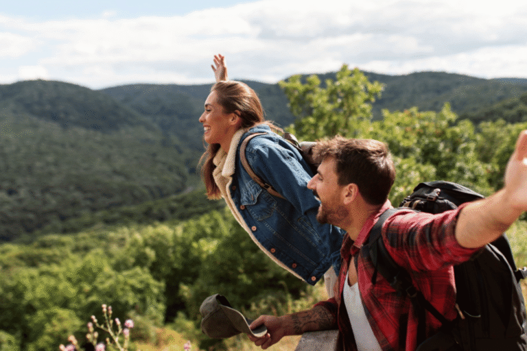 outdoor, pessoa, roupas, céu, árvore, nuvem, caminhada, planta, montanha, segurar, frisbee