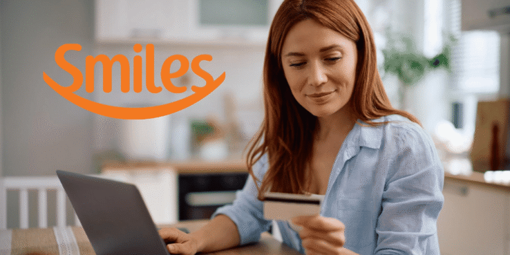 smiles banner pessoa, roupas, Rosto humano, laptop, computador, interno, móveis, mesa, parede, mulher, menina