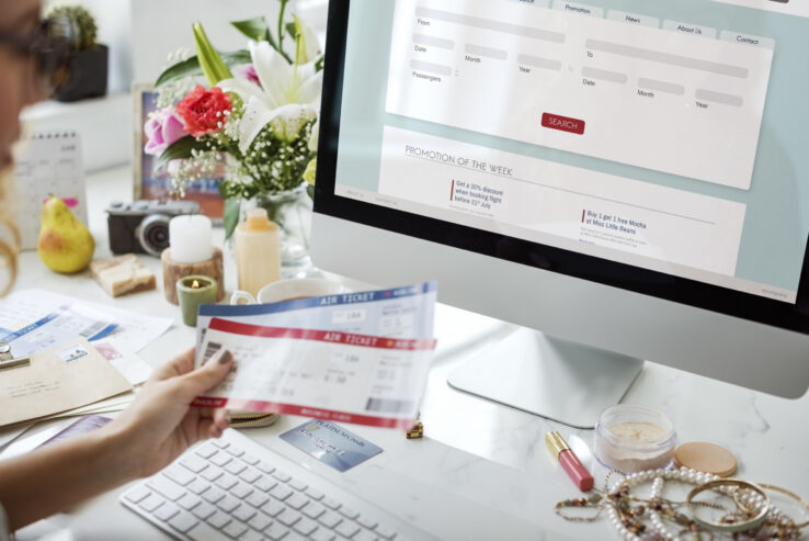 Woman booking ticket online resgates milhas brasil