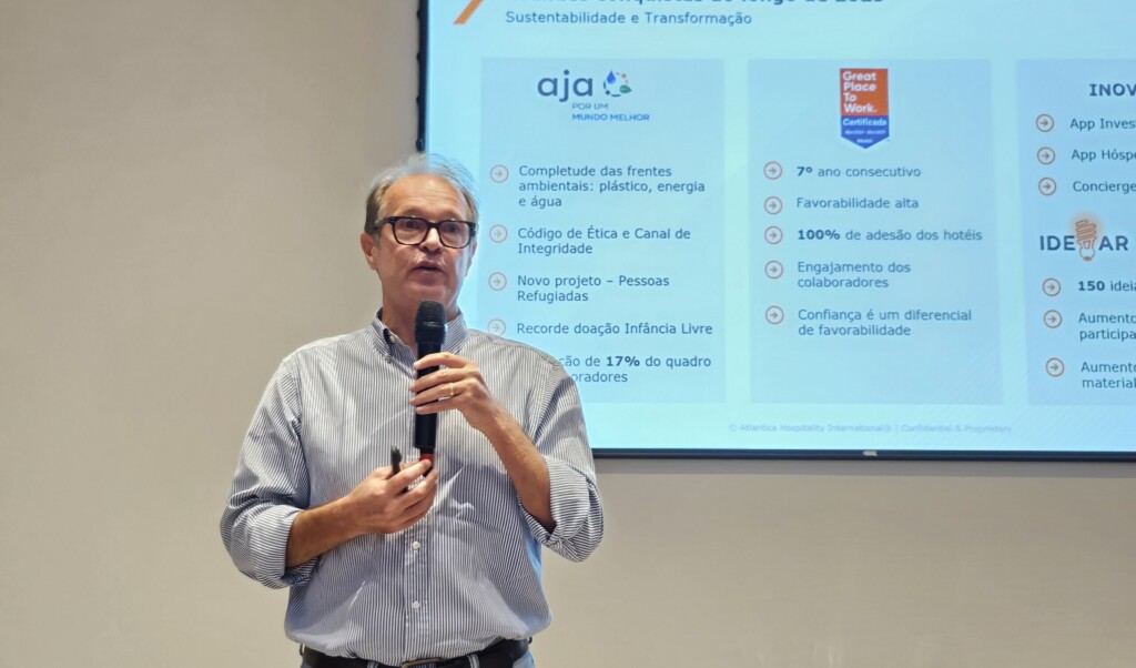 texto, roupas, homem, pessoa, Rosto humano, apresentação, parede, interno, camisa, palestra, óculos, Orador, microfone