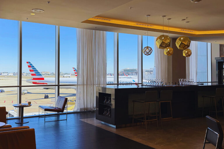 ameriacan airlines lounges miami