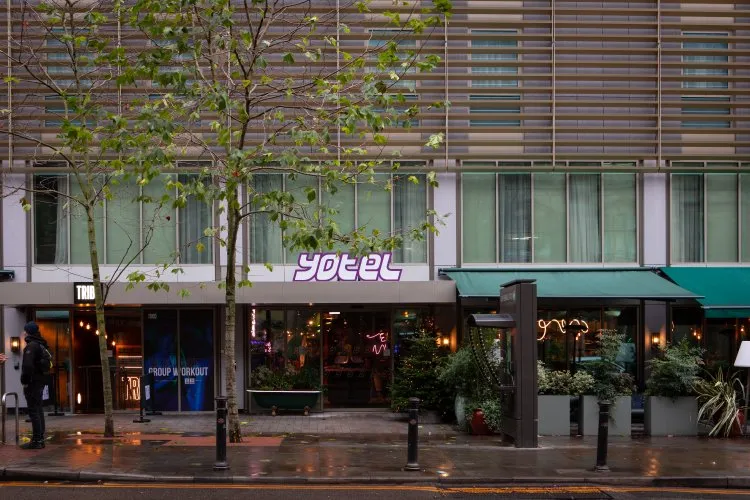 construção, outdoor, planta, Prédio comercial, janela, árvore, Construção de uso misto, rua, cidade, loja, noite