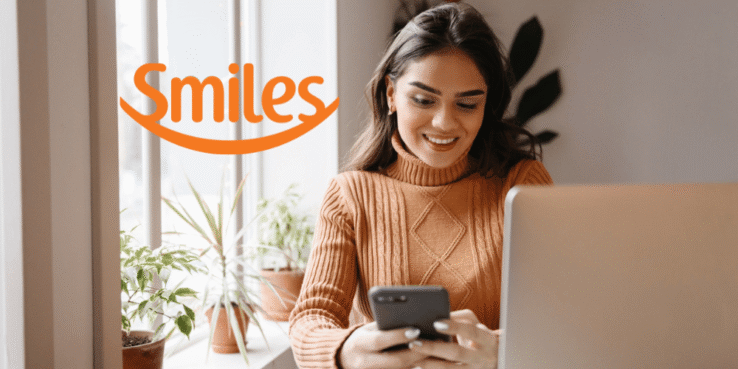 pessoa, Rosto humano, interno, parede, computador, sorriso, laptop, roupas, mulher, menina