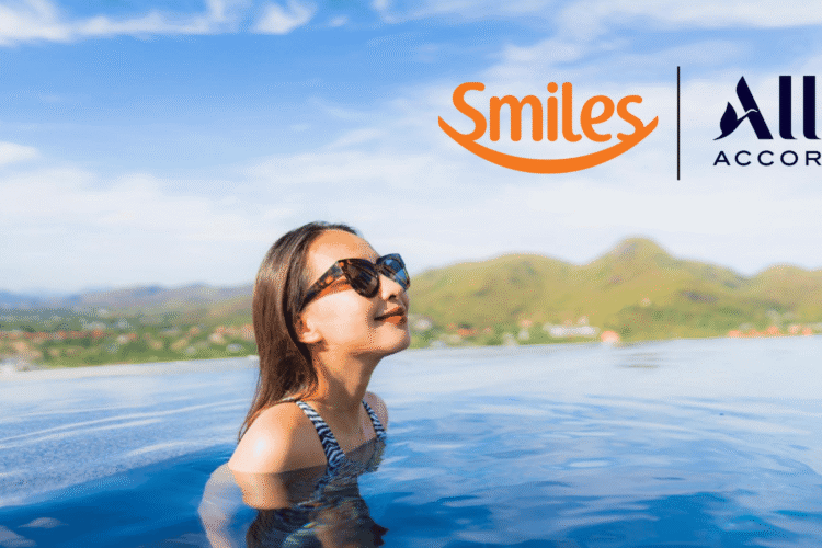 Smiles e ALL nuvem, outdoor, céu, Rosto humano, óculos de proteção, roupas, água, pessoa, lago, sorriso, menina, nadar, férias, mulher, montanha, óculos de sol