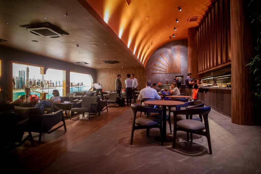 teto, móveis, interno, restaurante, Mesa da sala de jantar e cozinha, parede, design de interiores, cafeteria, mesa de café, piso, lanchonete, lobby, mesa, salão, cômodo, cadeira, pessoa, café, bar