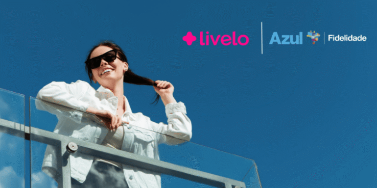 roupas, céu, óculos de sol, Rosto humano, pessoa, microfone, óculos de proteção, outdoor, mulher