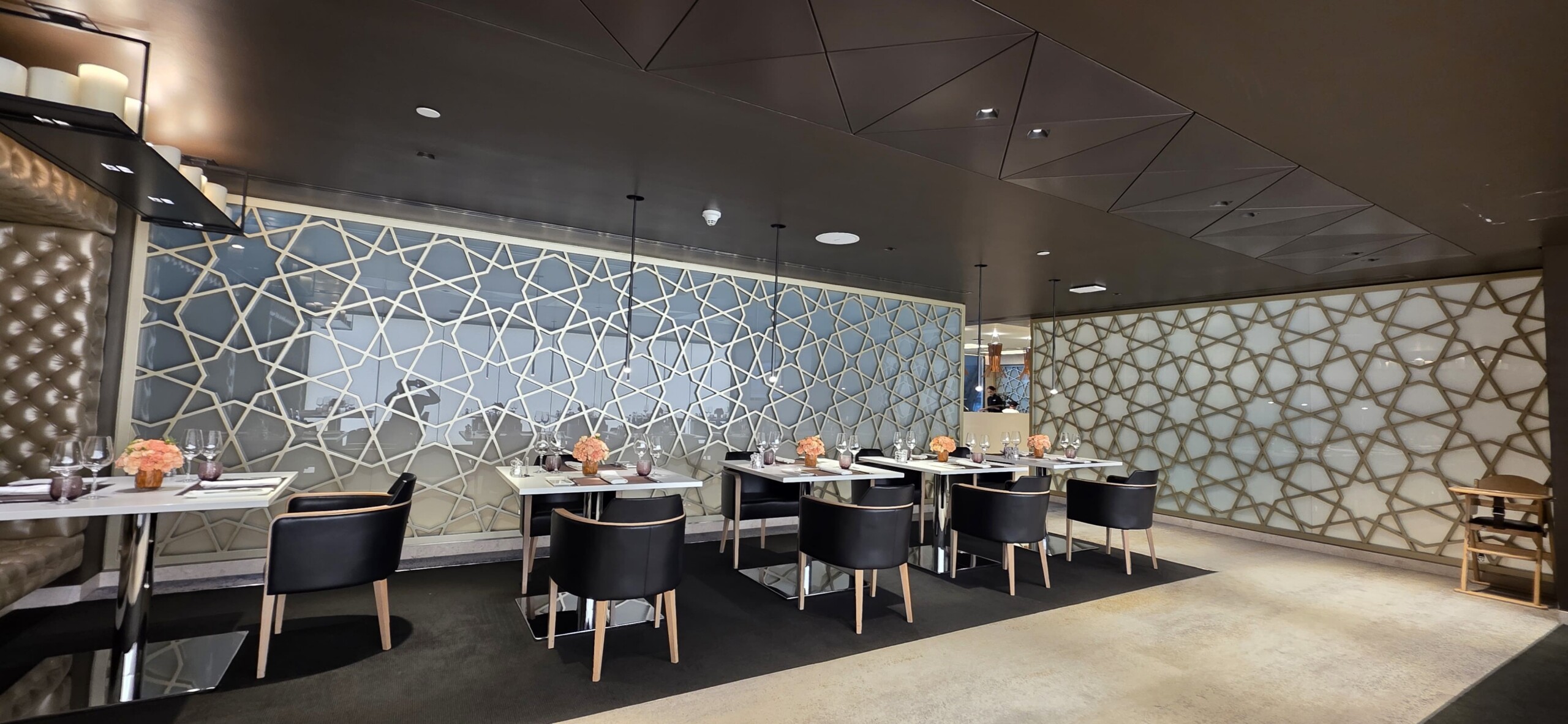 parede, cadeira, móveis, interno, teto, Mesa da sala de jantar e cozinha, design de interiores, mesa de café, mesa, piso, restaurante, design