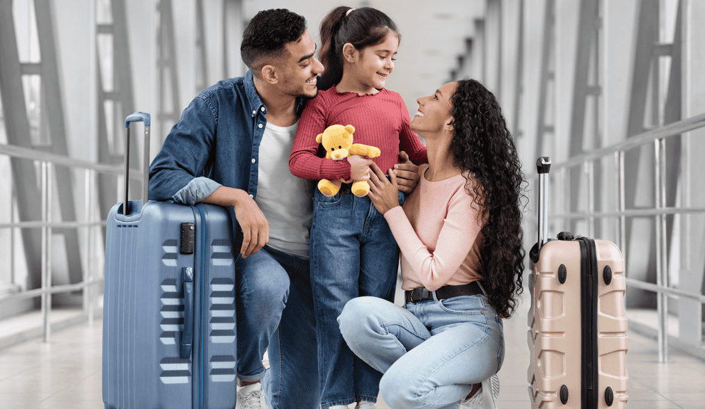 imagem família feliz viajando Viaje tranquilo e pague menos! Seguro Assist Card com até 56% OFF para sua viagem