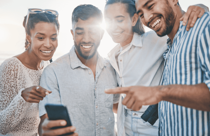 imagem grupo de pessoas olhando o celular Grupo de Promoções do PPV - As melhores oportunidades para economizar