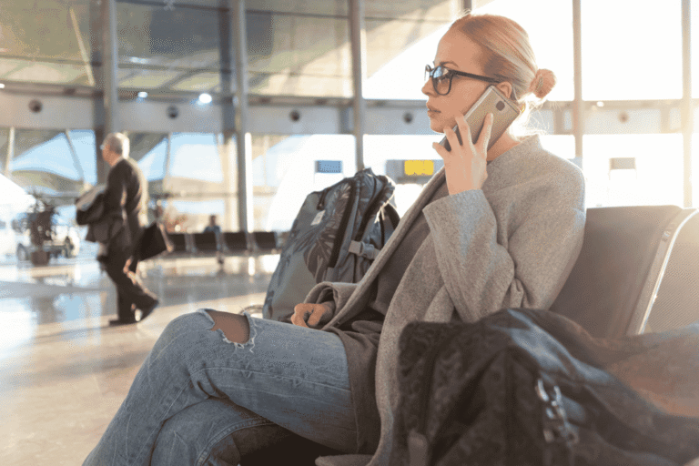 imagem mulher no aeroporto Turismo entre mulheres cresce e uso de salas VIP sobe 60% no Brasil