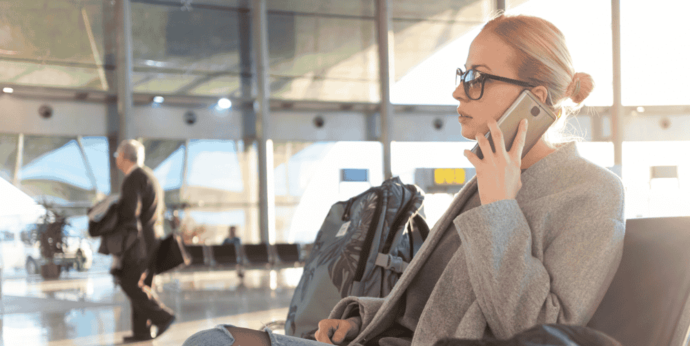 imagem mulher no aeroporto Alerta PPV: passagens nacionais a partir de R$ 161 na LATAM