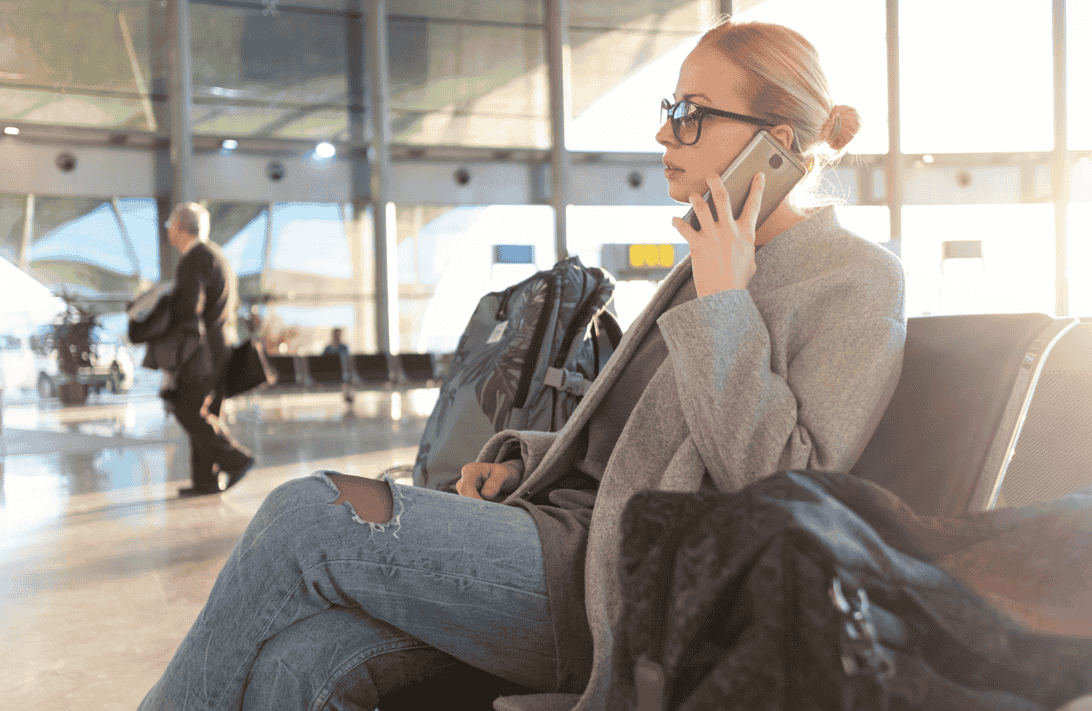 imagem mulher no aeroporto Turismo entre mulheres cresce e uso de salas VIP sobe 60% no Brasil