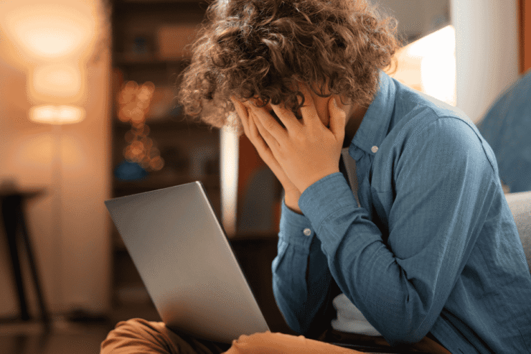 Fraudes digitais crescem e turismo registra 60 mil tentativas de golpe