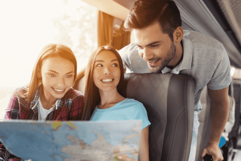 imagem pessoas viajando Proteja sua viagem e pague menos: contrate o seguro da Assist Card com até 50% OFF