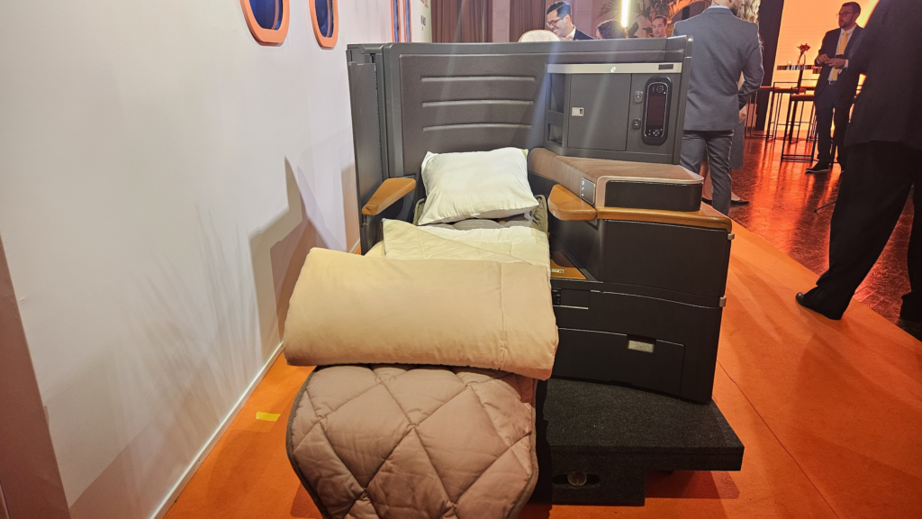 interno, móveis, parede, piso, Bagagem e malas, design de interiores, roupas, gaveteiro, Assoalho, cama, mala, cômodo, pessoa, cadeira, hotel