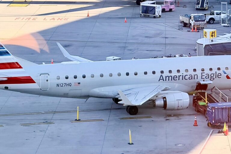 american airlines embraer 175
