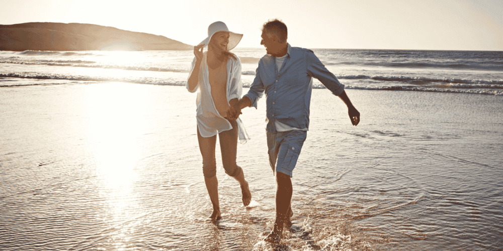 imagem casal na praia Proteção que cabe no bolso - Seguro viagem Assist Card com até 45% OFF