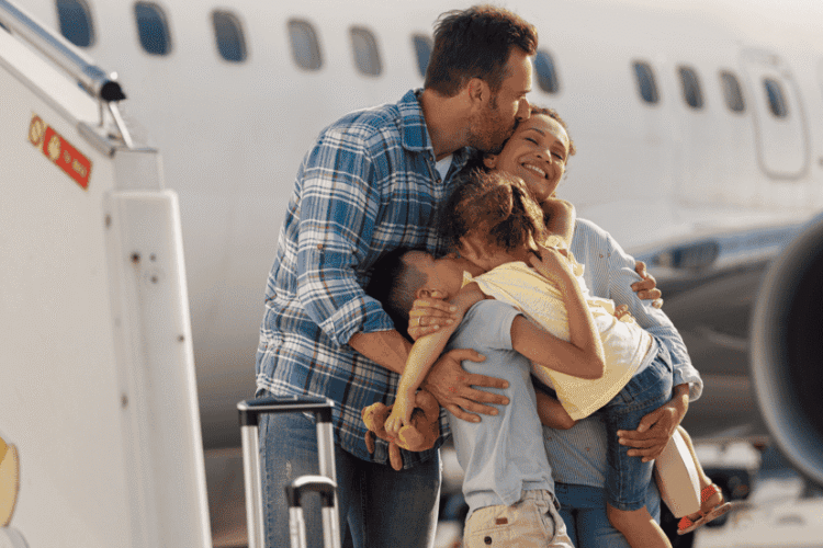 imagem família feliz viajando Segurança em qualquer destino: contrate a Assist Card com até 45% OFF