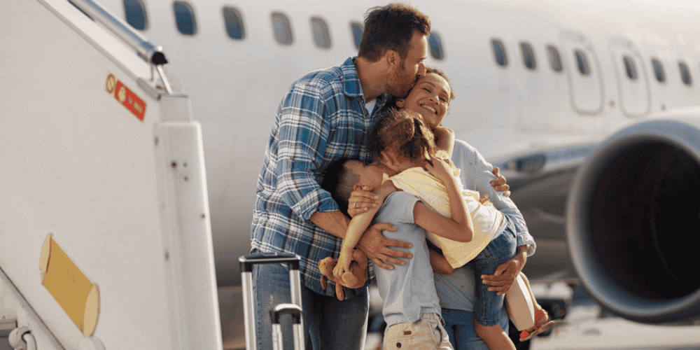 imagem família feliz viajando Segurança em qualquer destino: contrate a Assist Card com até 45% OFF