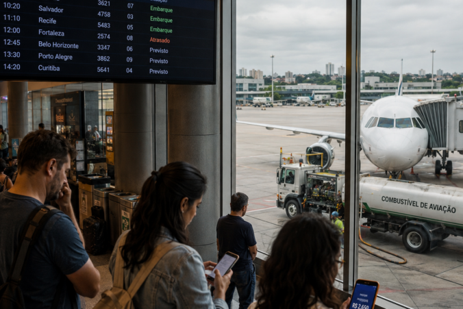 Combustível caro reduz voos e pressiona passagens aéreas no Brasil