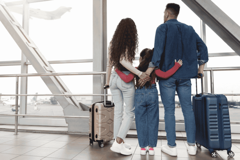 imagem família no aeroporto Confira opções de hotéis próximos a aeroportos com diárias a partir de R$ 179