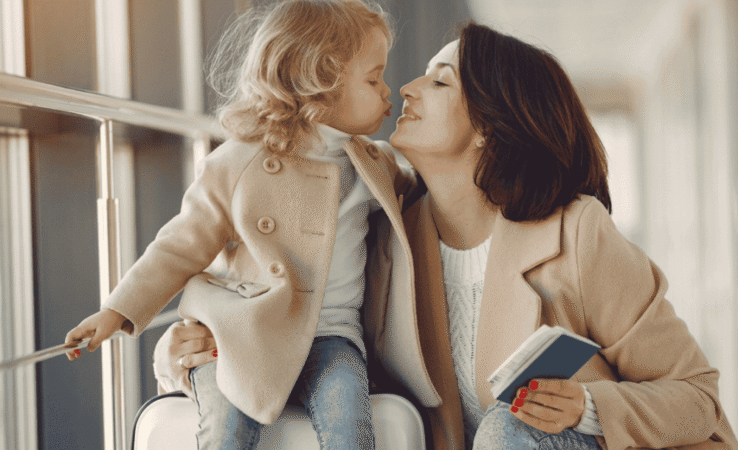 imagem mãe e filha viajando Especial Dia das Mães! Viaje seguro e economize até 56% OFF com a Assist Card