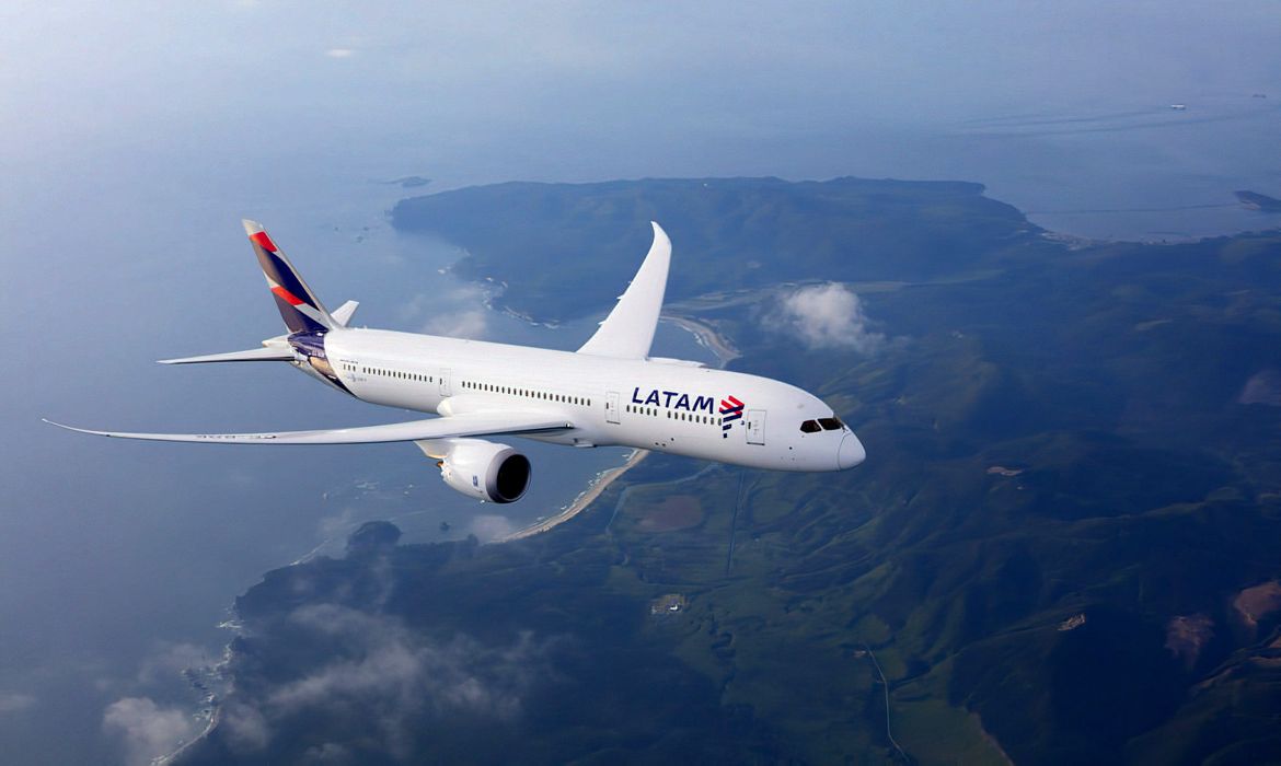 latam retoma voos entre fortaleza e miami com o boeing 787-9 dreamliner