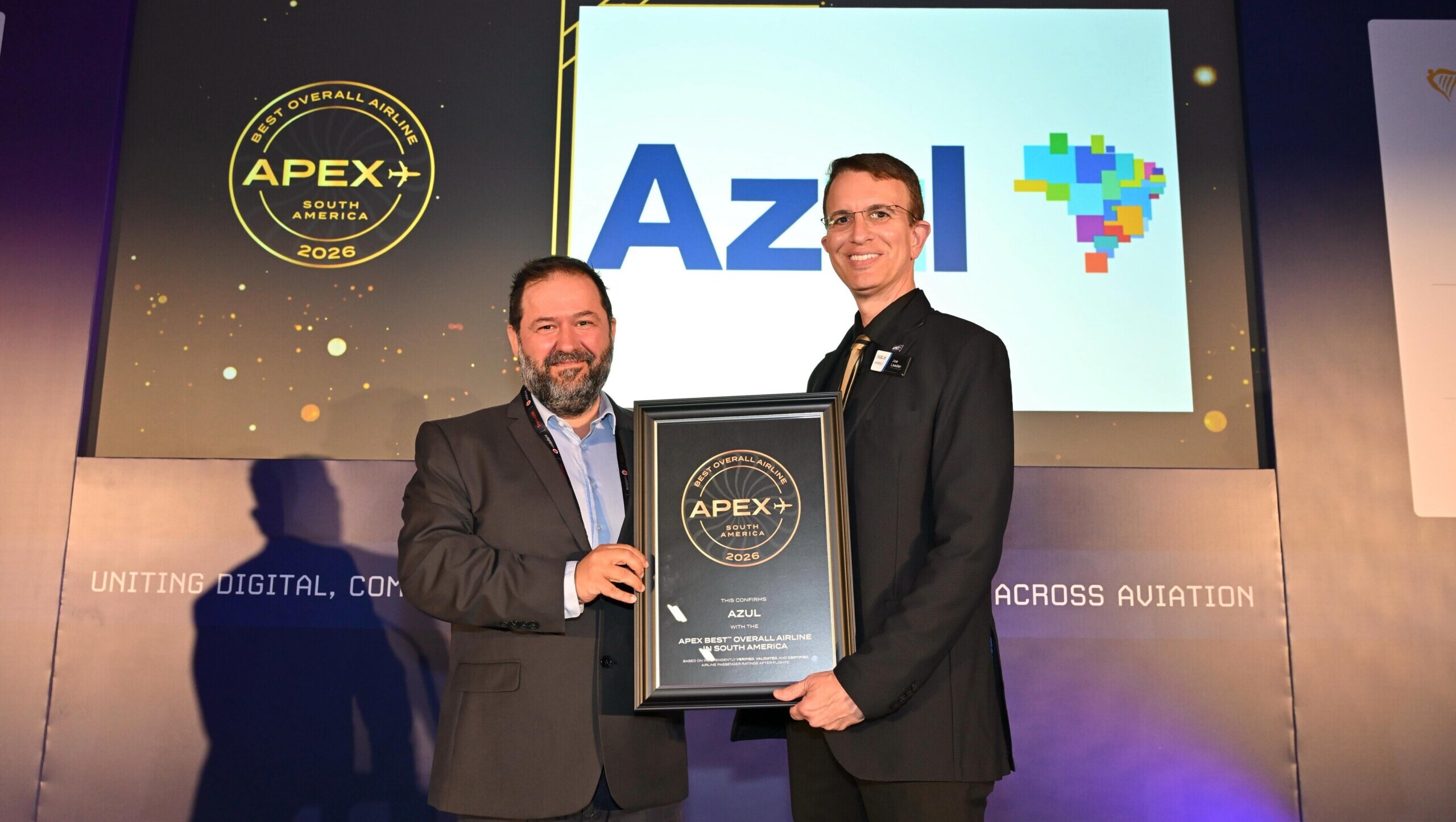 Carlos Ribeiro, gerente regional de aeroportos na Europa, e Joe Leader, CEO do APEX Group azul melhor companhia da américa do sul