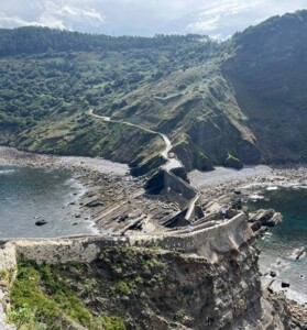 Vista de cima do rochedo em San Juan de Gaztelugatxe, no País Basco
