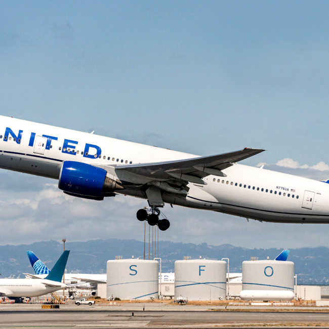 united airlines boeing 777 starlink