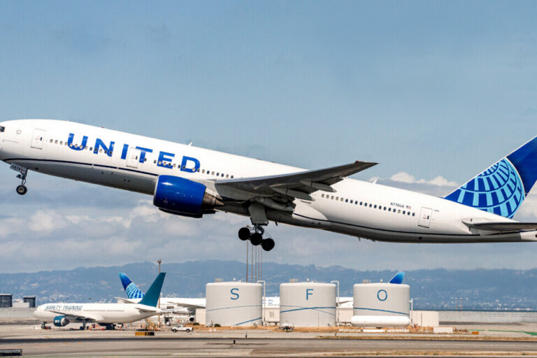 united airlines boeing 777 starlink