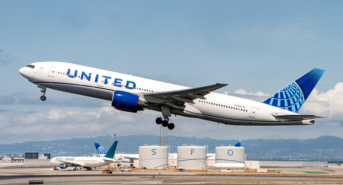 united airlines boeing 777 starlink