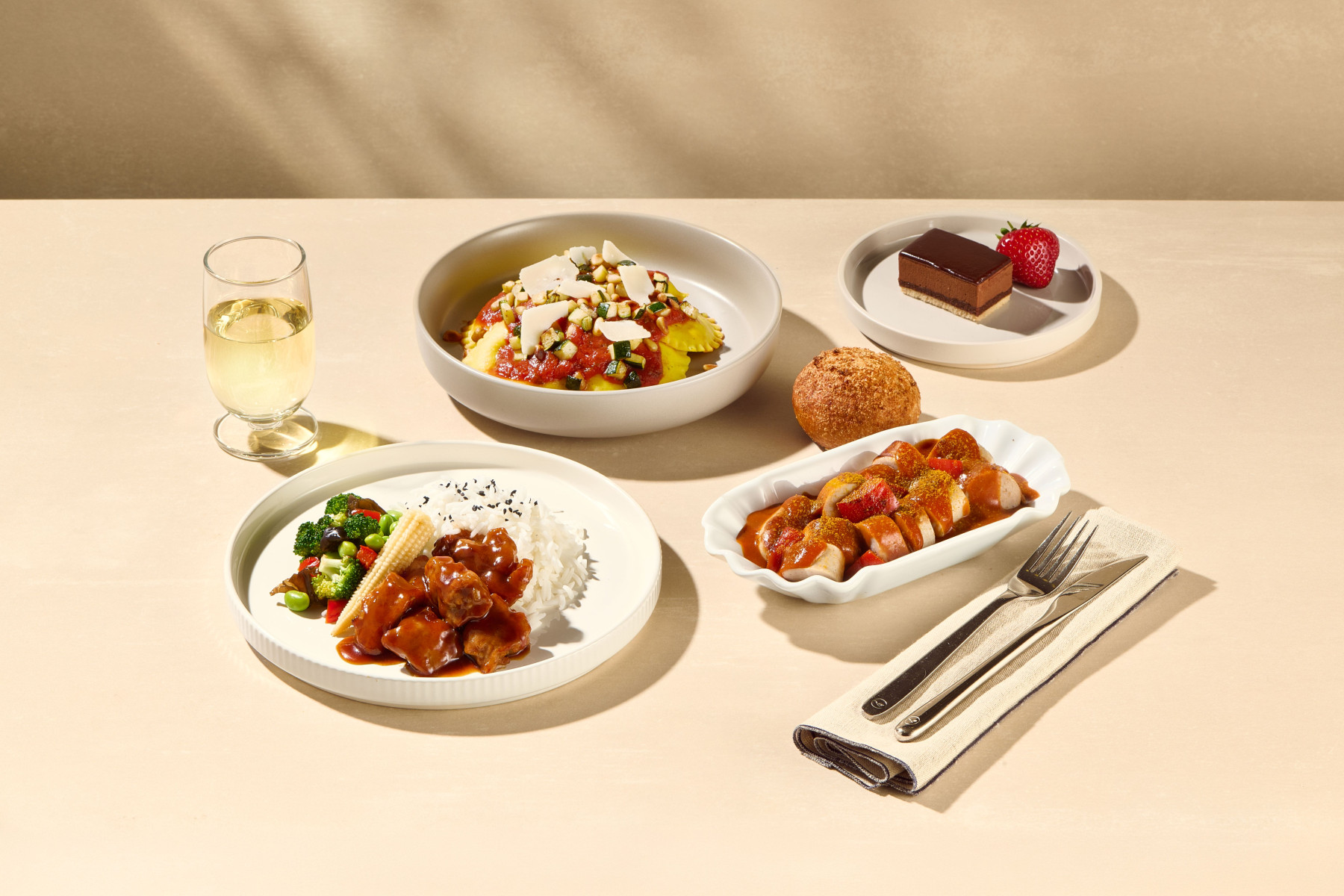 1920_lh_onboarddelights_hotmealensemble lufthansa pratos quentes