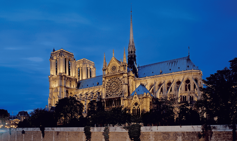 Catedral de Notre-Dame Compartilhando Emissões: Osaka para Paris voando na nova classe executiva da JAL